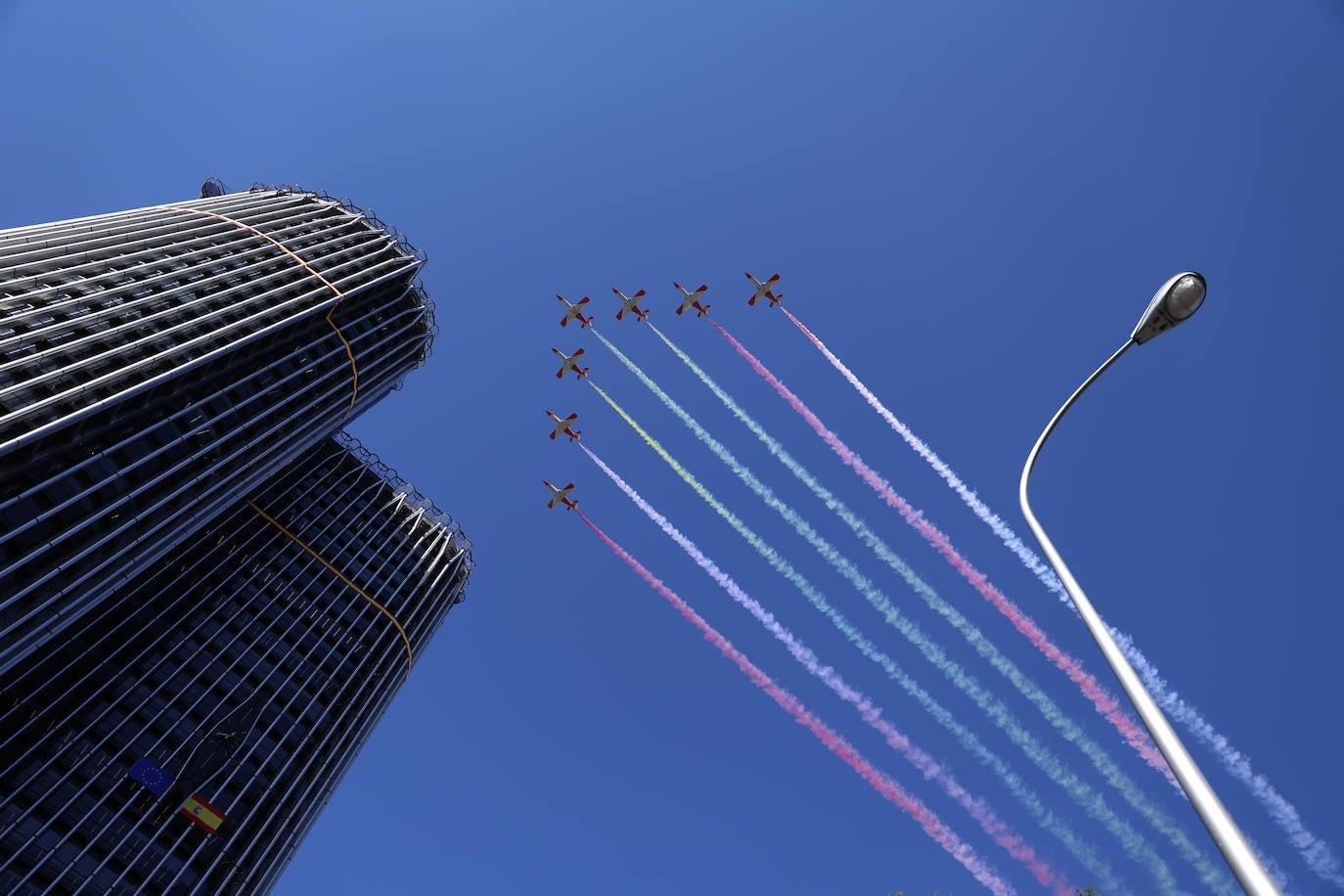 Aviones de la Fuerza Aérea sobrevuelan el cielo de Madrid pintando la bandera de España.