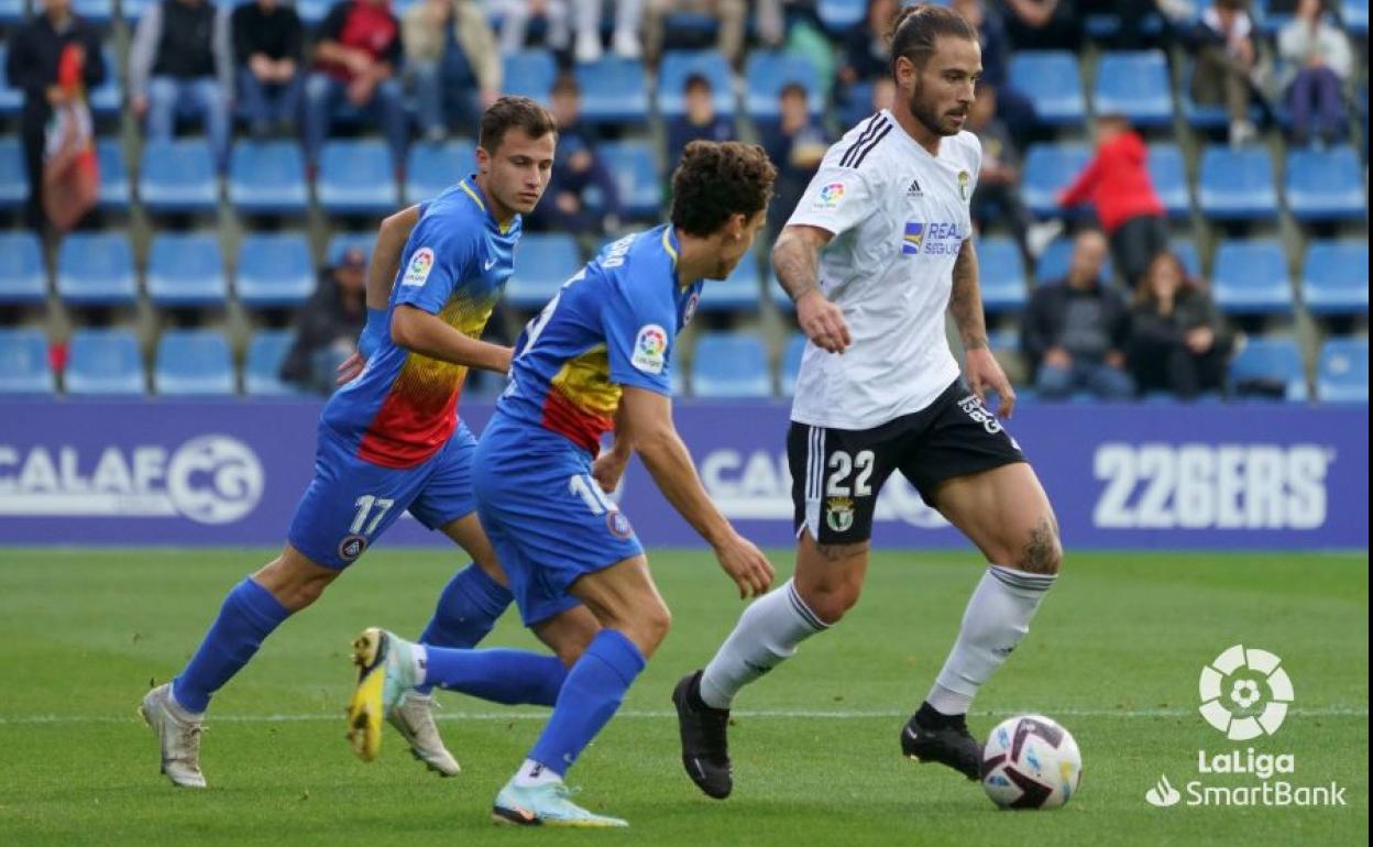 Mumo conduce el balón durante el partido.