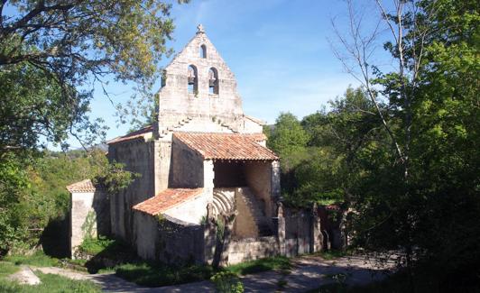 La iglesia de San Miguel es una de las más bellas de Manzanedo; de ella brota un manantial de agua.