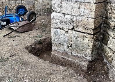 Imagen secundaria 1 - Trabajos realizados en el exterior de la iglesia de Hornillos del Camino por los vecinos del pueblo. 