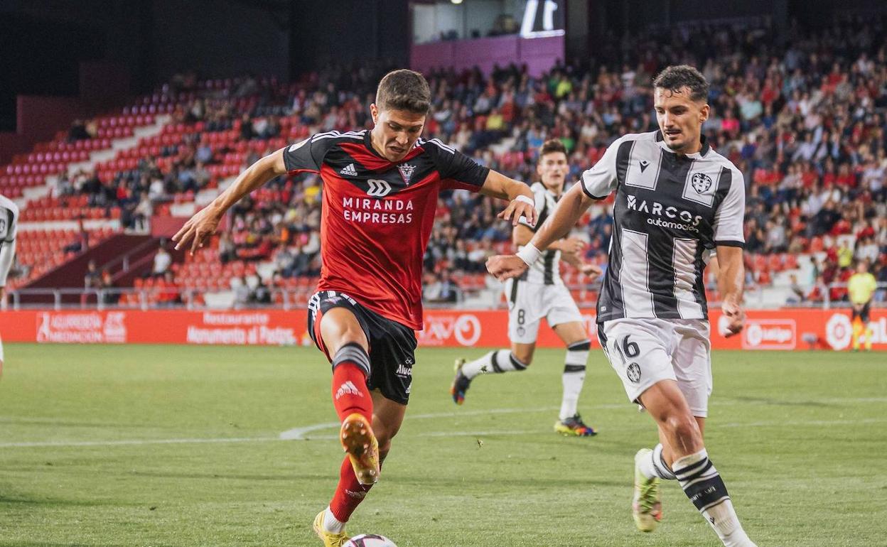 El Mirandés cae ante el Levante de penalti.