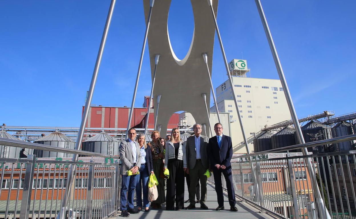 El consejero junto a los representantes de Cobadu durante la visita de este viernes a las instalaciones de la cooperativa. 