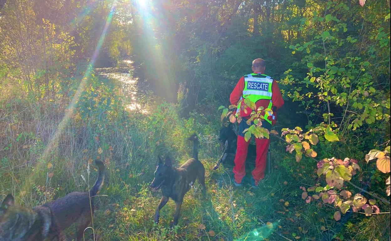 Los voluntarios del GREM continúan la búsqueda cerca de San Millán a la orilla del río. 