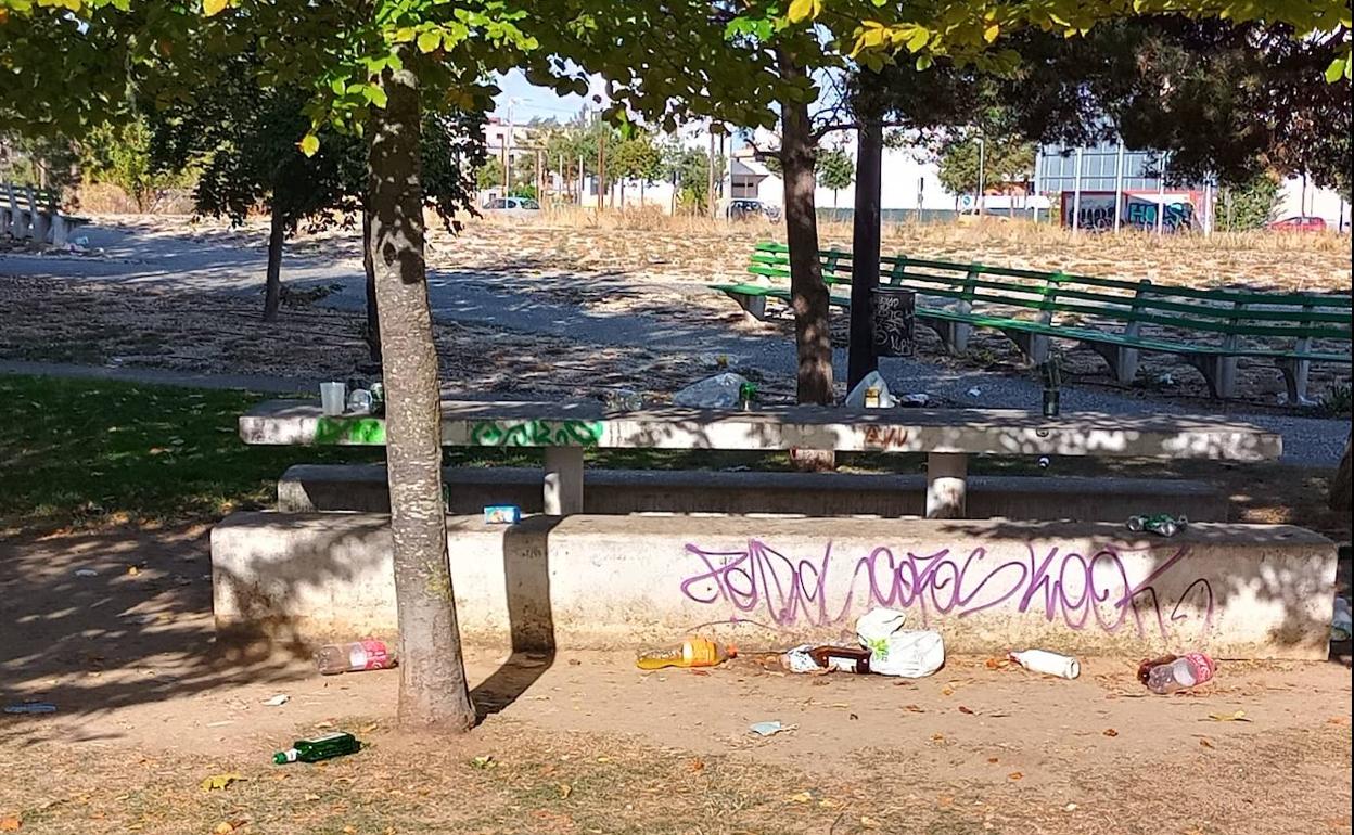 La basura se acumula en el parque tras una noche de botellón en San Pedro y San Felices.