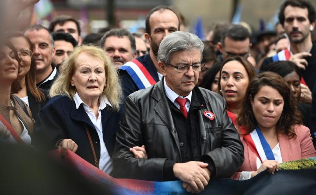 La novelista francesa Annie Ernaux, ganadora del Premio Nobel de Literatura 2022, encabezó la marcha junto Jean-Luc Melenchon.