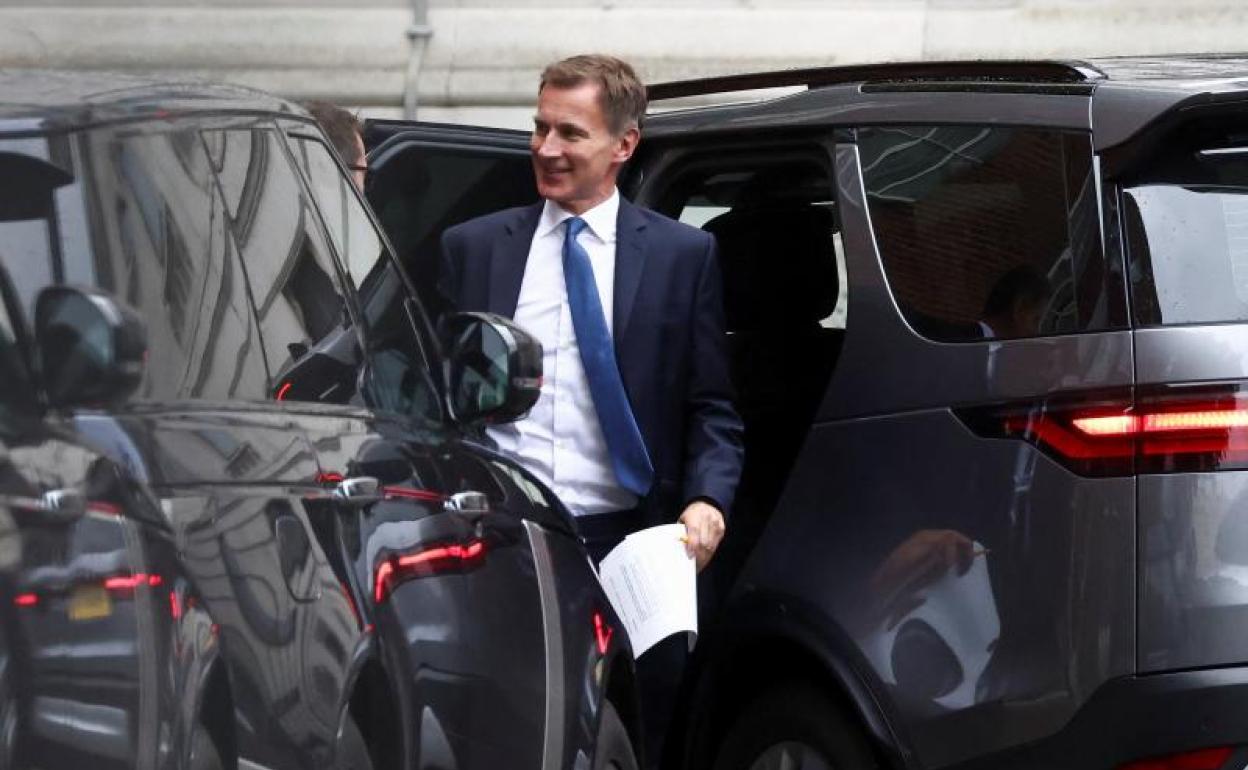 El Ministro de Hacienda británico, Jeremy Hunt , sale de un automóvil en las afueras de Downing Street, en Londres. 