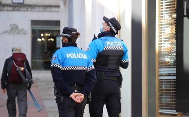 Dos policías de Burgos salvan la vida a un hombre en parada cardíaca en plena calle