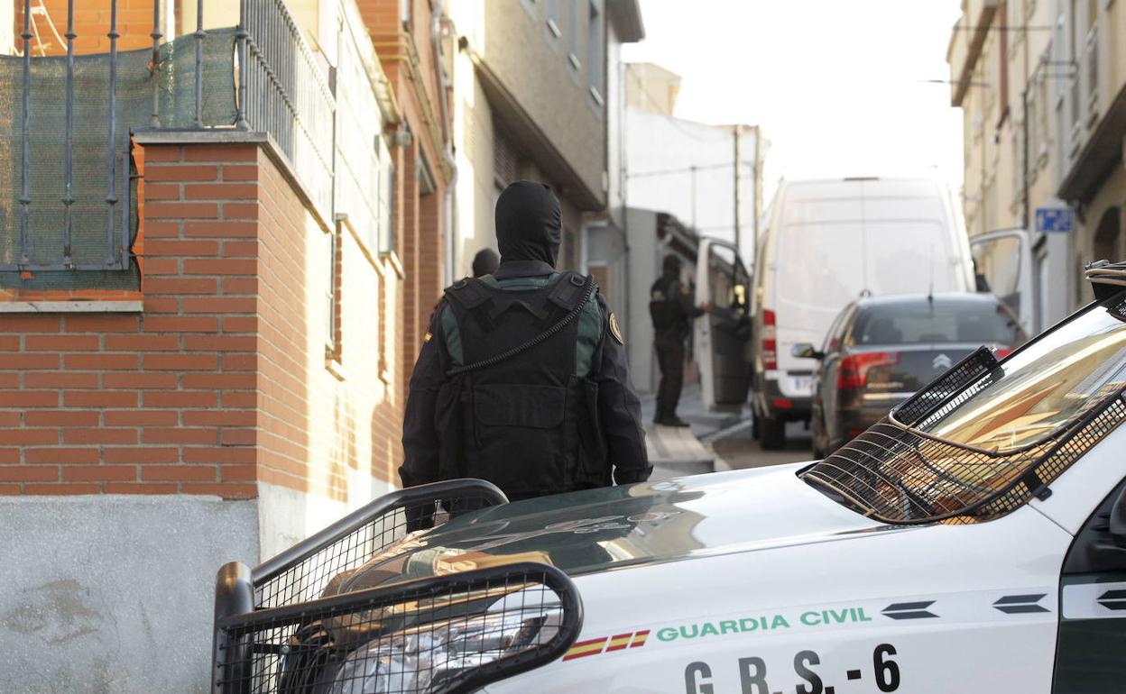 Agentes de la Guardia Civil en un suceso en una calle del barrio de Pizarrales.