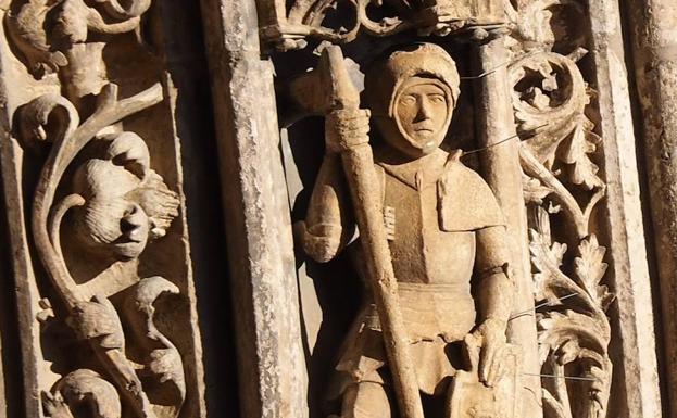 Imagen principal - Detalles de la fachada de la iglesia de Santa María de Aranda de Duero.