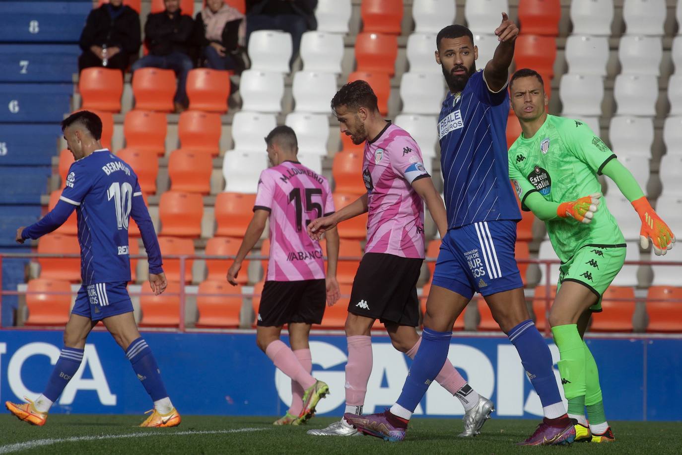 Fotos: El Burgos sufre la primera derrota de la temporada ante el Lugo