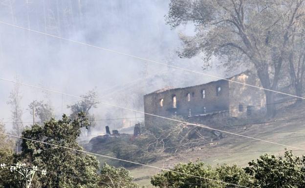 Galería. Estado de un caserío quemado por el incendio en Balmaseda. 