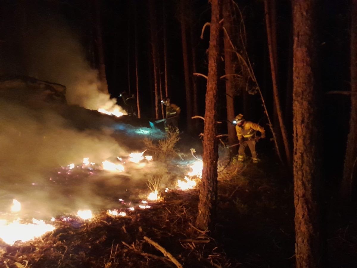 El foco más peligroso del incendio se sitúa en la provincia de Burgos. La UME ha trabajado durante toda la noche junto a un gran despliegue de medios. La mayoría de focos están controlados. 