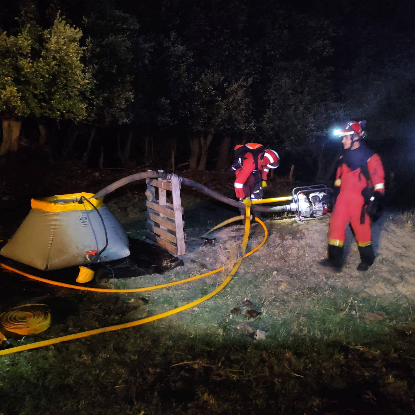 El foco más peligroso del incendio se sitúa en la provincia de Burgos. La UME ha trabajado durante toda la noche junto a un gran despliegue de medios. La mayoría de focos están controlados. 