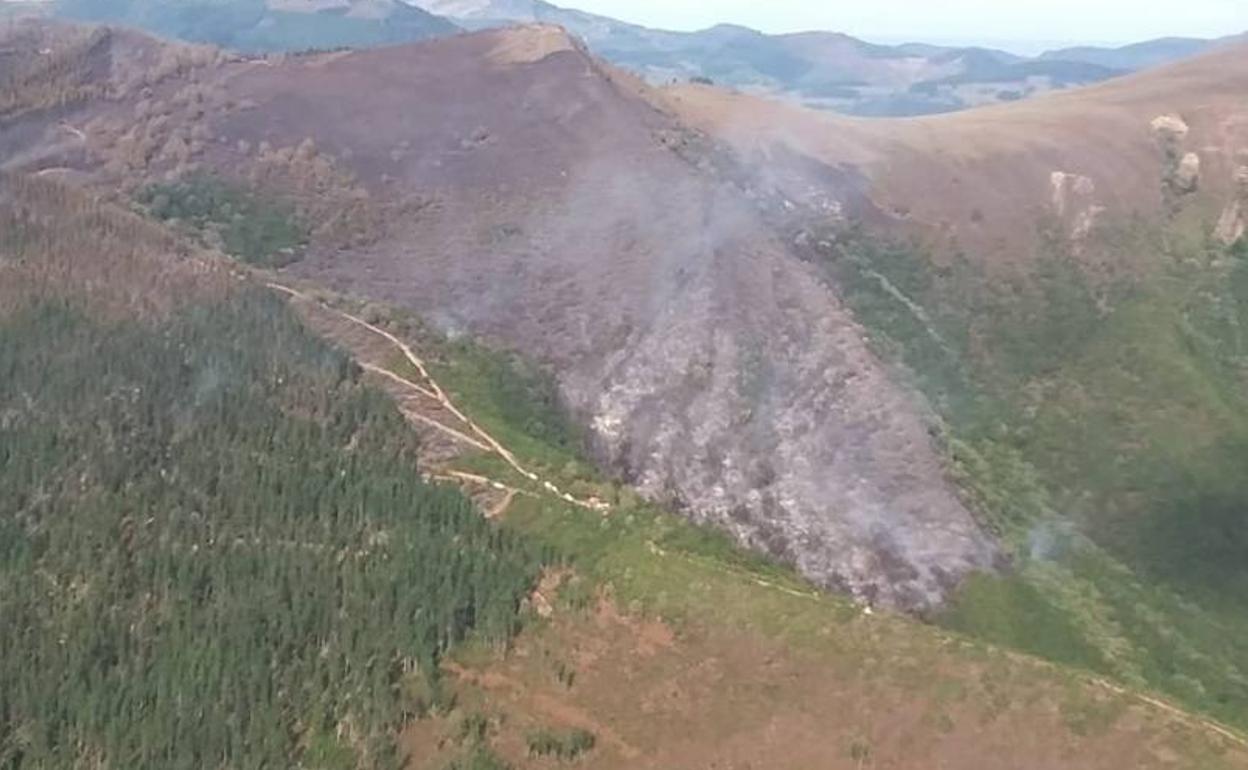 Las llamas avanzan por el monte en el Valle de Mena