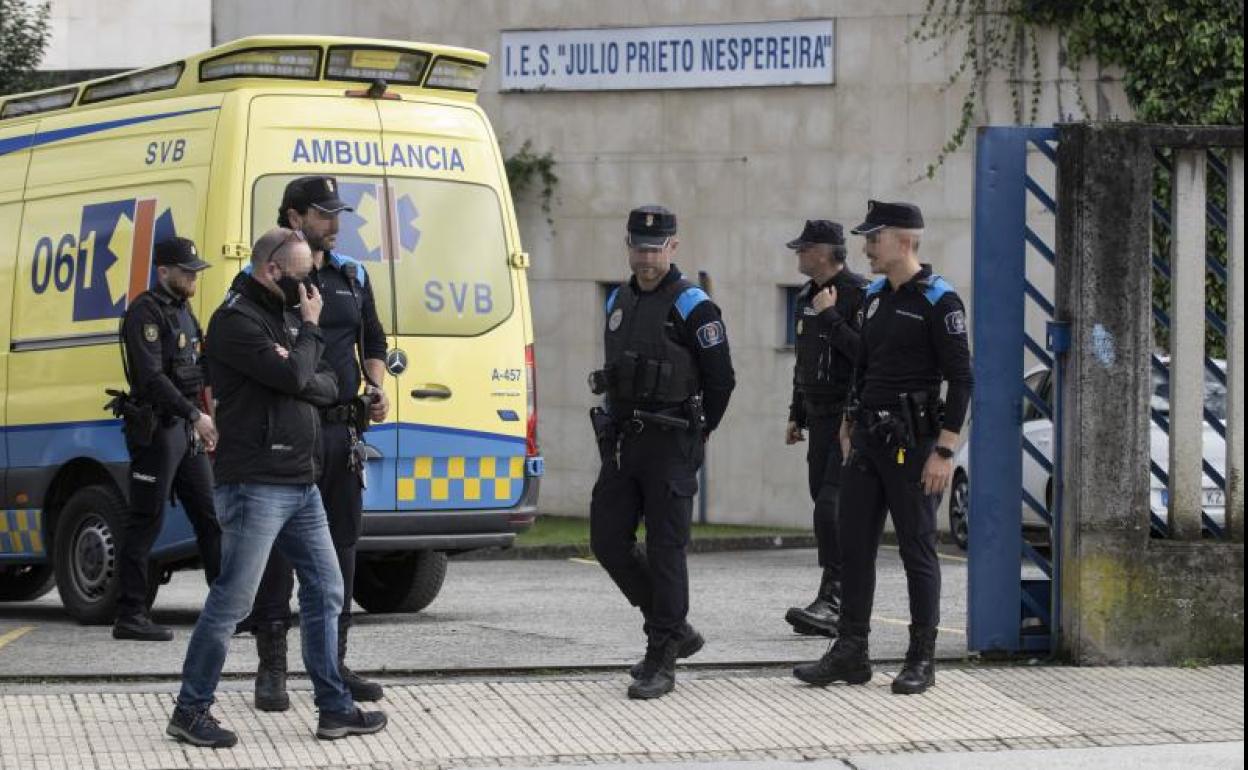 Efectivos de la Policía Local montan guardia en la puerta de entrada del instituto Julio Prieto Nespereira (Ourense), donde ha fallecido un estudiante tras el incidente.