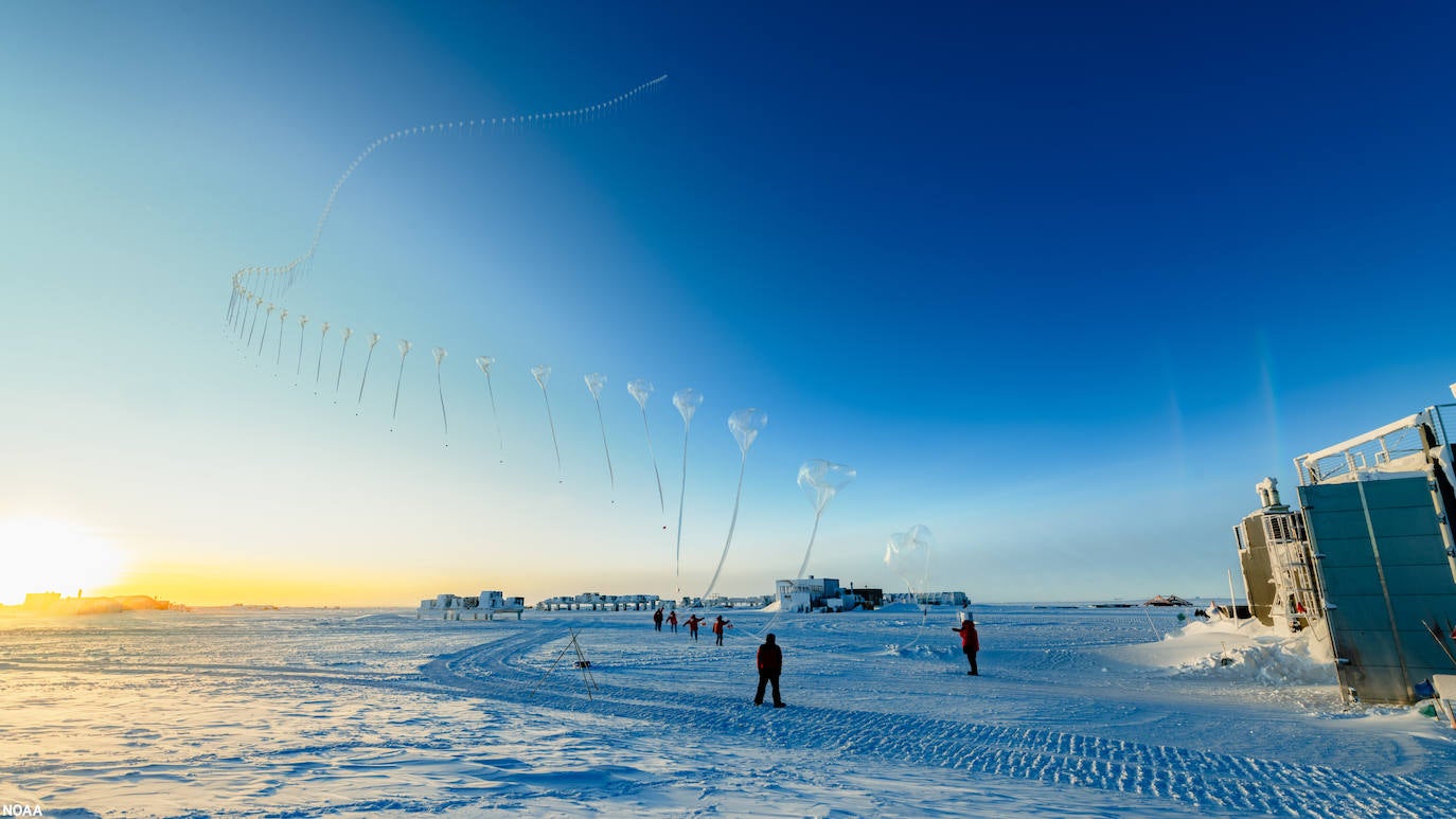 Secuencia fotográfica del ascenso de un globo sonda desde la base Amundsen-Scott para medir la columna de ozono sobre la Antártica. 