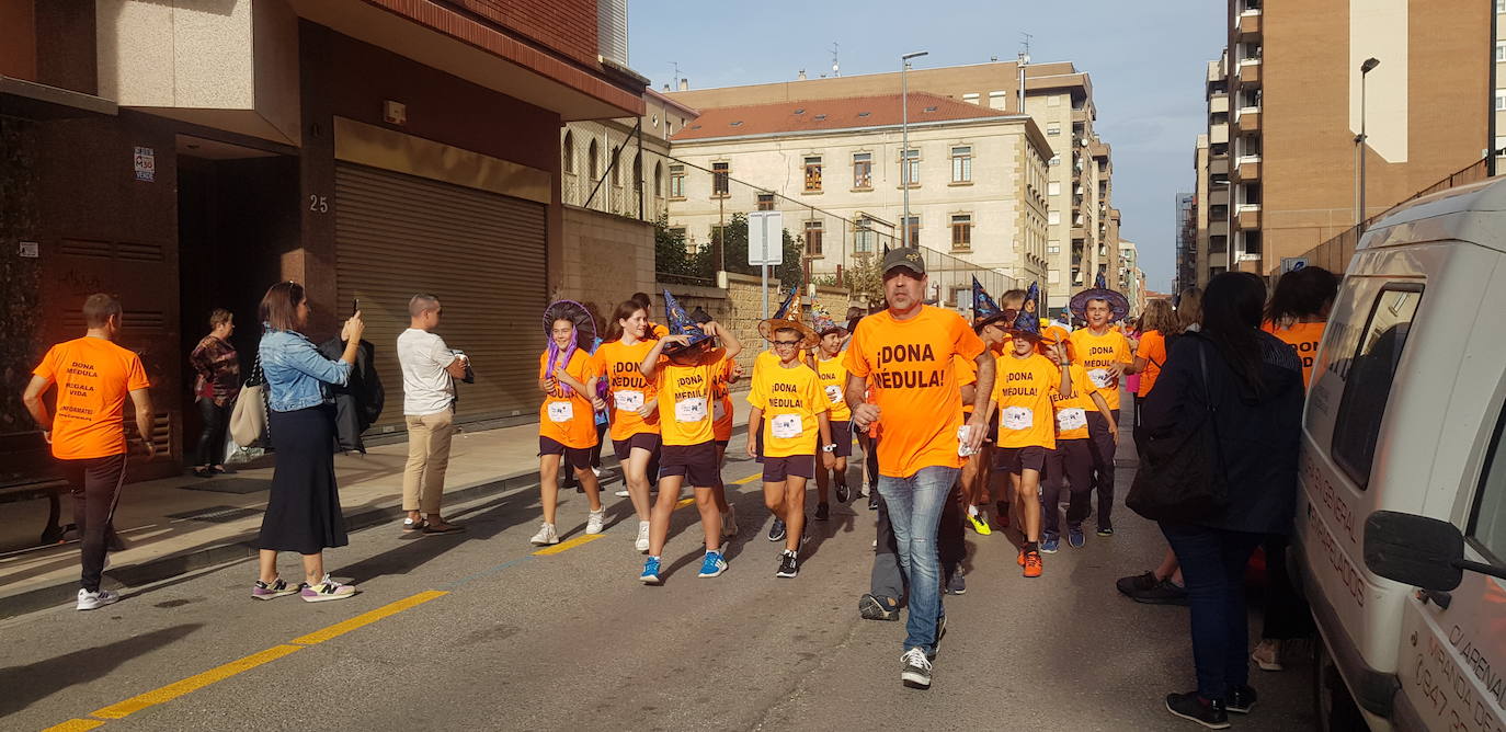 Imágenes de la octava edición de la carrera solidaria 'La Vuelta al Cole' contra la leucemia infantil celebrada este viernes en Miranda