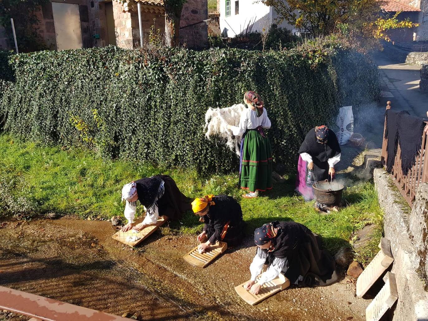 Tras dos años de ausencia, regresa la 'Despedida de los pastores' a este pueblo burgalés. Un momento para recordar la trashumancia, la partida de los rebaños hacia Extremadura y un regreso al pasado que implica a todos los vecinos. 