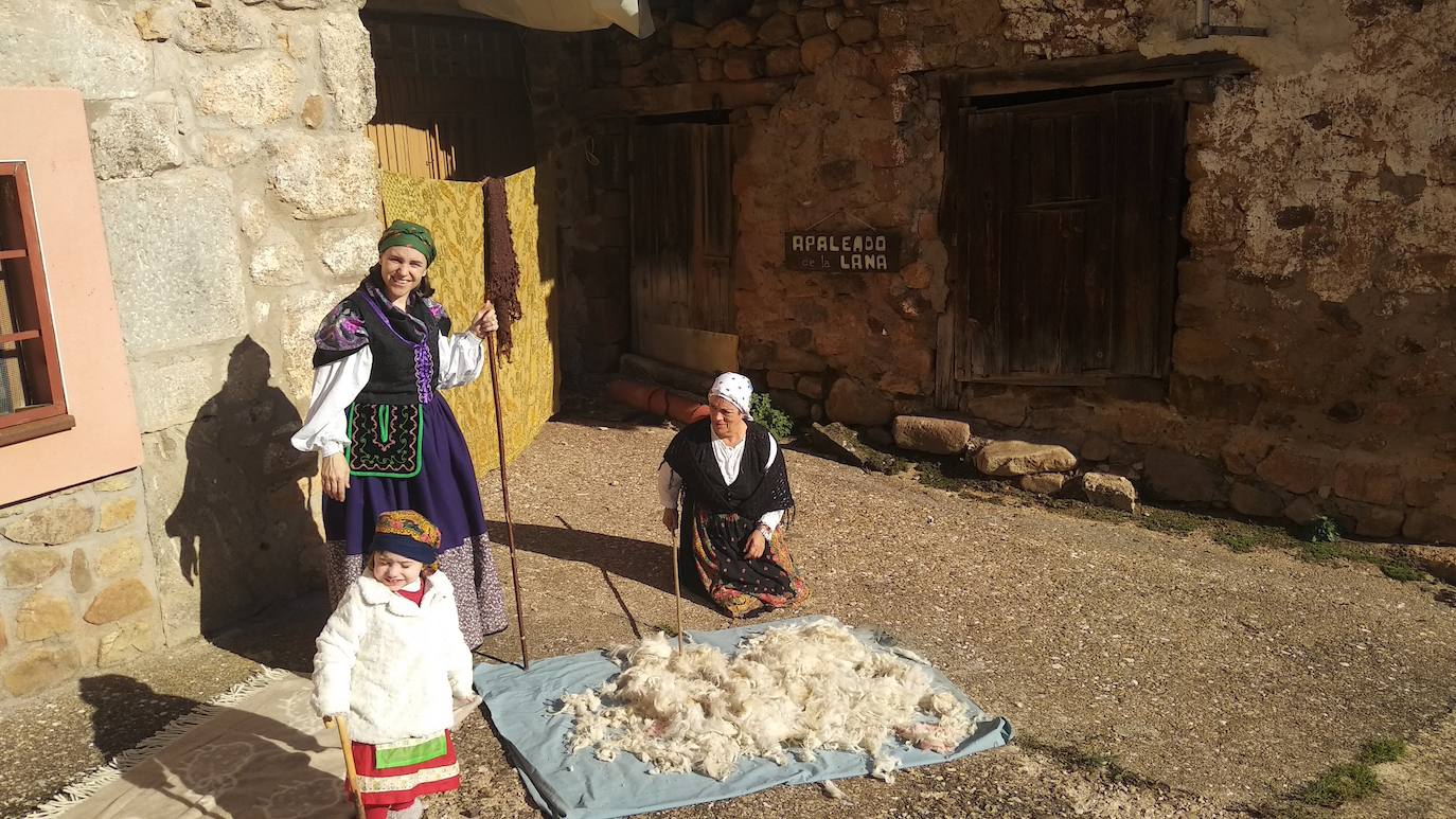 Tras dos años de ausencia, regresa la 'Despedida de los pastores' a este pueblo burgalés. Un momento para recordar la trashumancia, la partida de los rebaños hacia Extremadura y un regreso al pasado que implica a todos los vecinos. 