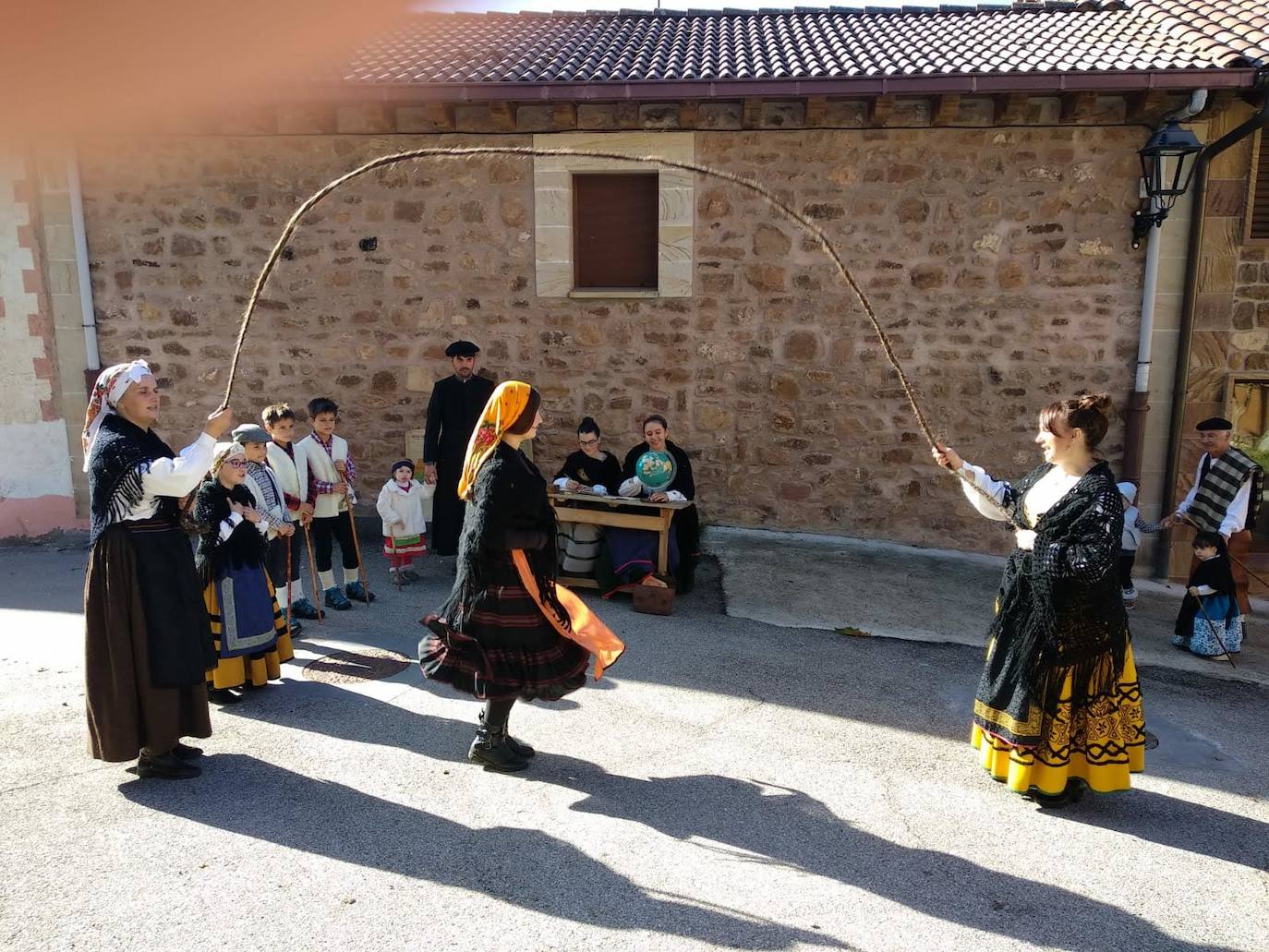 Tras dos años de ausencia, regresa la 'Despedida de los pastores' a este pueblo burgalés. Un momento para recordar la trashumancia, la partida de los rebaños hacia Extremadura y un regreso al pasado que implica a todos los vecinos. 