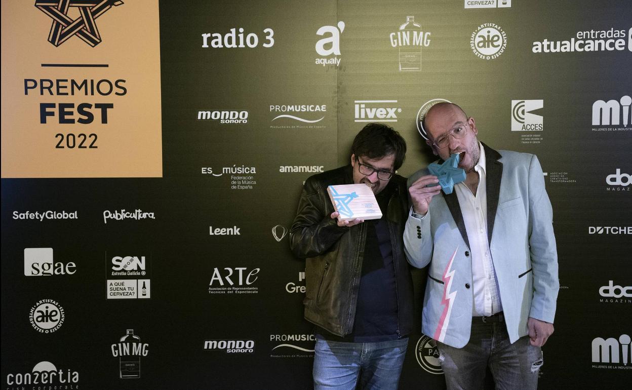 Juan Carlos de la Fuente y Javier Ajenjo con los premios.