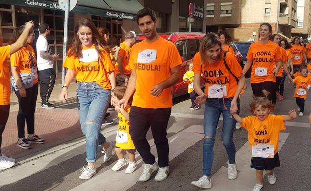 Participantes, grandes y pequeños, en 'La Vuelta al Cole', la carrera solidaria contra la leucemia infantil realizada este viernes en Miranda