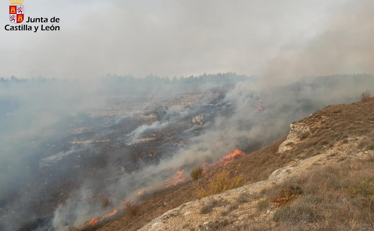 Imagen del fuego que afectaba a Gredilla de Sedano. 