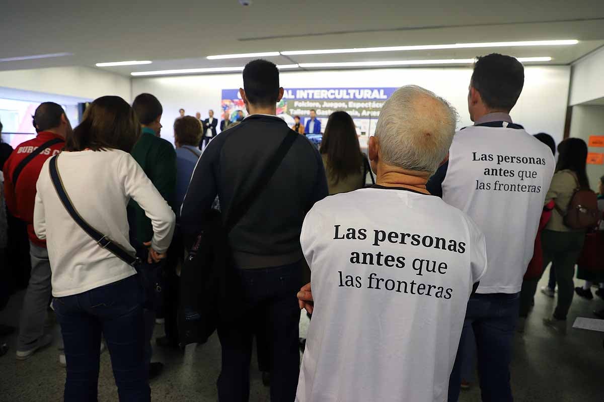 A través de los diferentes expositores los burgaleses y otros migrantes residentes en Burgos se han podido acercar a las diferentes culturas con las que conviven. 