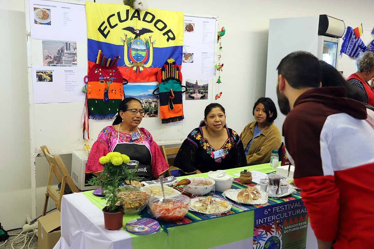 A través de los diferentes expositores los burgaleses y otros migrantes residentes en Burgos se han podido acercar a las diferentes culturas con las que conviven. 