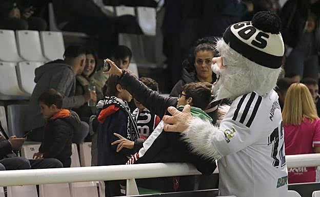 Morciyeti vivió su primer partido animando en El Plantío