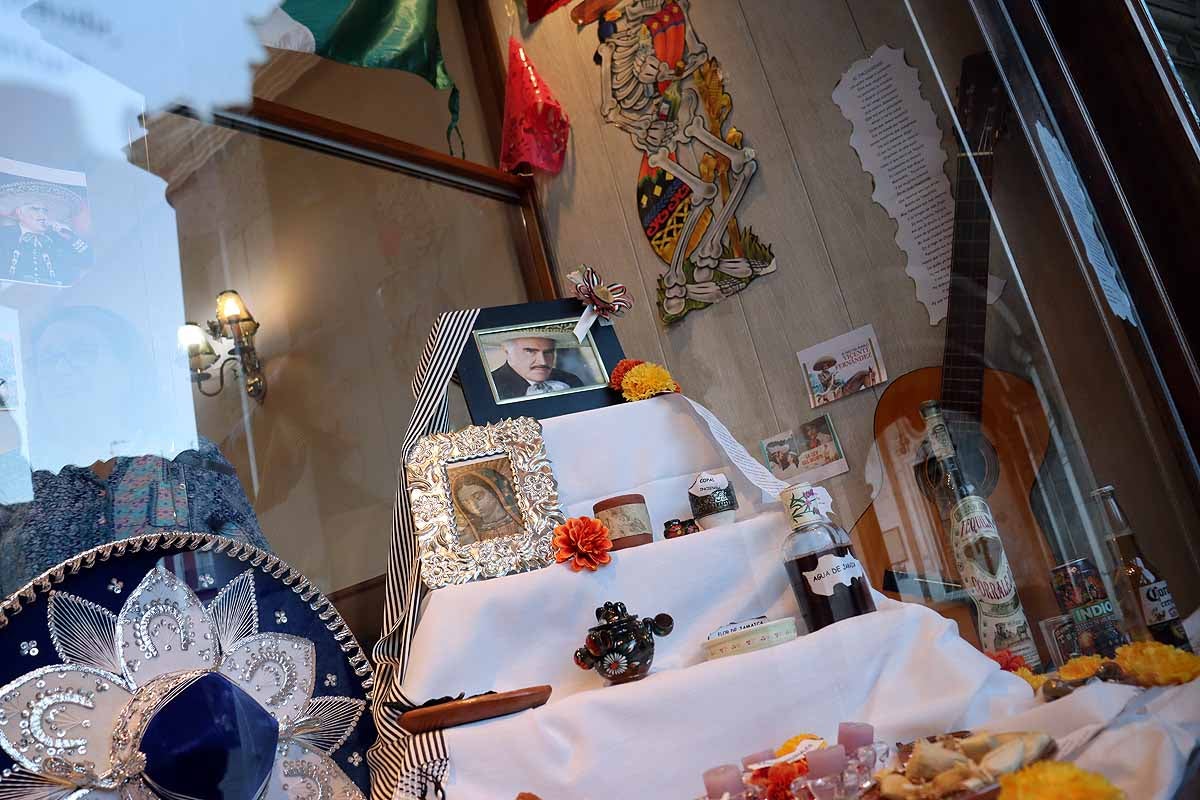 Loreto, Mariasun y Lucía dedicaron un rato entrañable y de trabajo cuidadoso para montar el altar de muertos en honor a Vicente Fernández. 