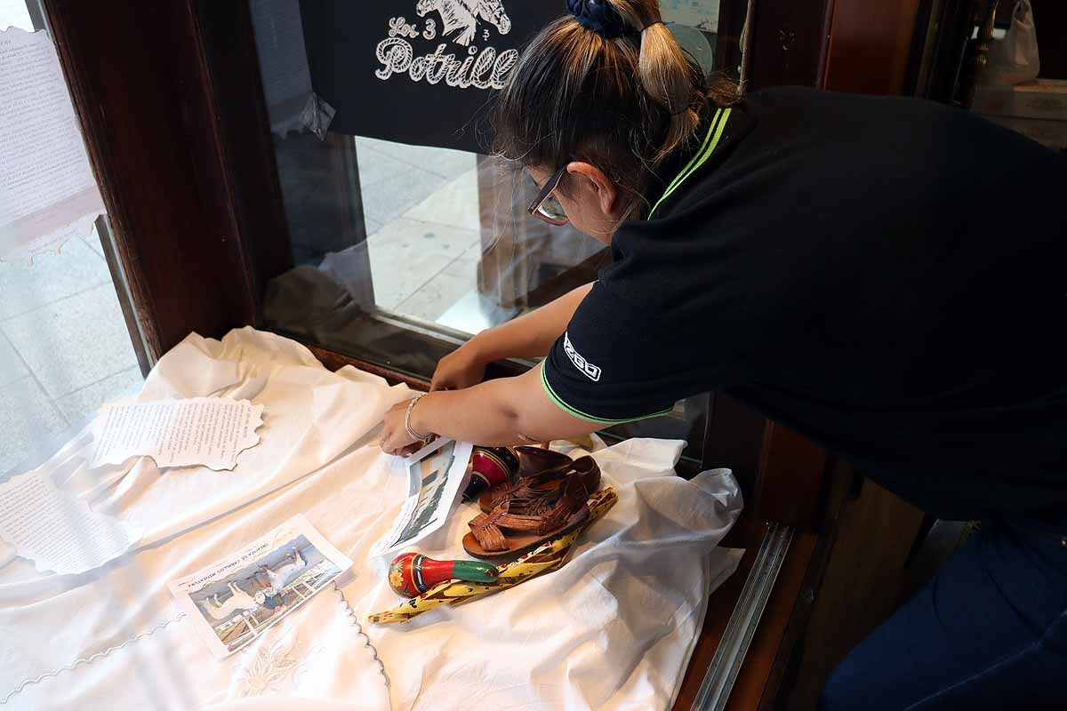 Loreto, Mariasun y Lucía dedicaron un rato entrañable y de trabajo cuidadoso para montar el altar de muertos en honor a Vicente Fernández. 