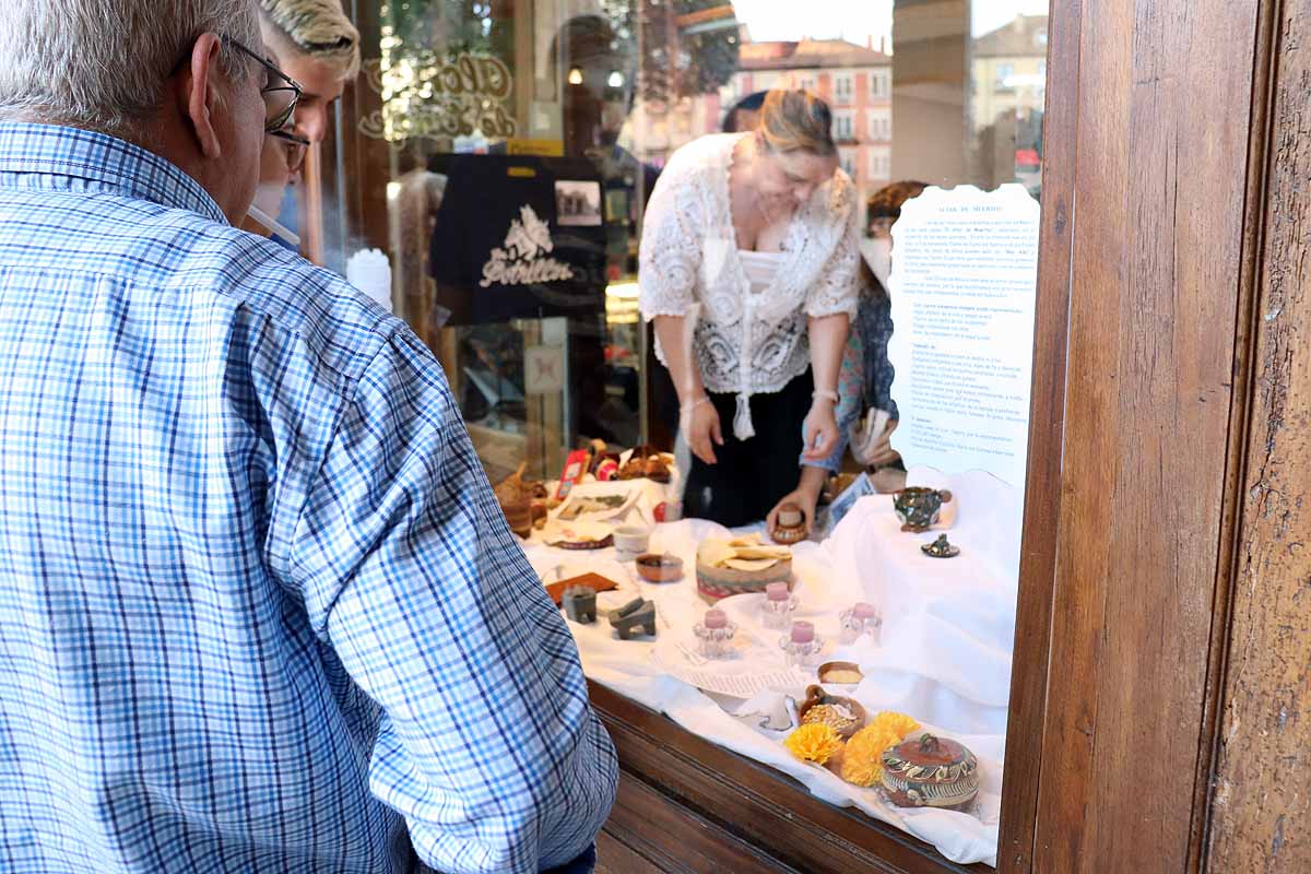 Loreto, Mariasun y Lucía dedicaron un rato entrañable y de trabajo cuidadoso para montar el altar de muertos en honor a Vicente Fernández. 