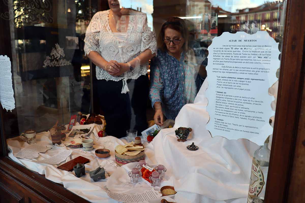 Loreto, Mariasun y Lucía dedicaron un rato entrañable y de trabajo cuidadoso para montar el altar de muertos en honor a Vicente Fernández. 