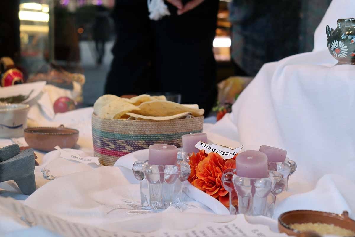 Loreto, Mariasun y Lucía dedicaron un rato entrañable y de trabajo cuidadoso para montar el altar de muertos en honor a Vicente Fernández. 