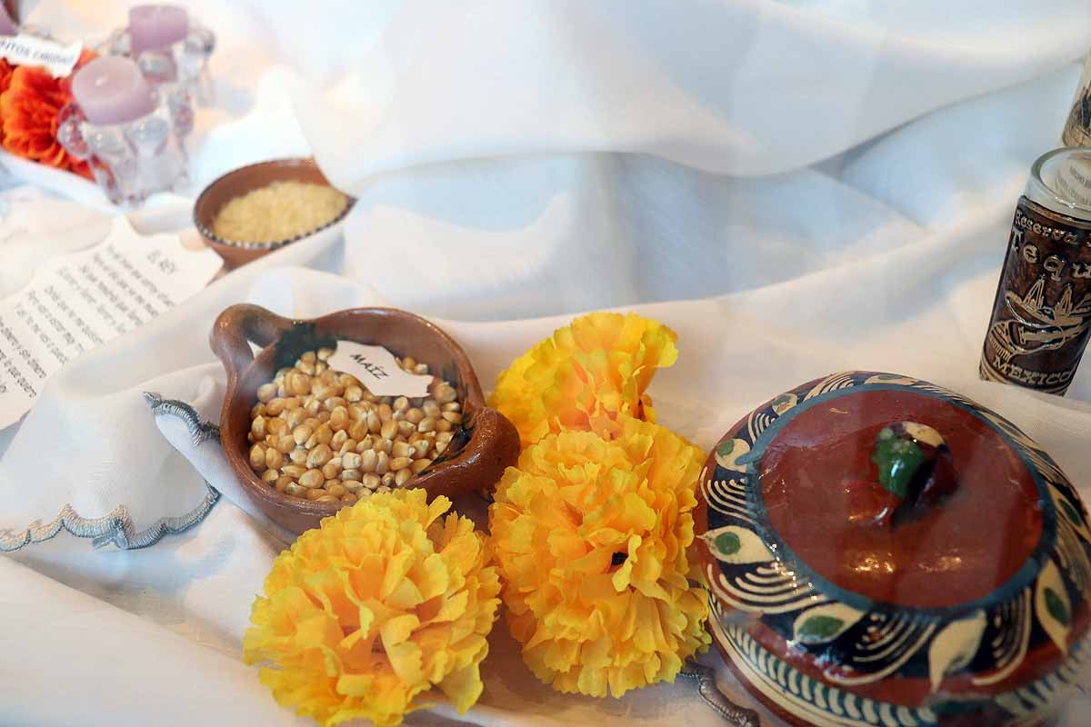 Loreto, Mariasun y Lucía dedicaron un rato entrañable y de trabajo cuidadoso para montar el altar de muertos en honor a Vicente Fernández. 