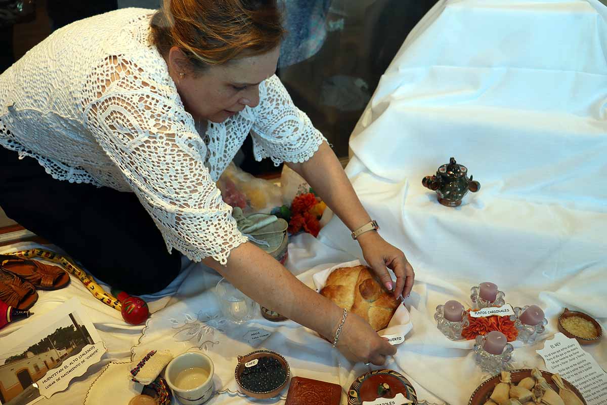 Loreto, Mariasun y Lucía dedicaron un rato entrañable y de trabajo cuidadoso para montar el altar de muertos en honor a Vicente Fernández. 