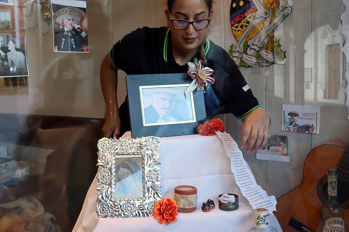 Loreto, Mariasun y Lucía dedicaron un rato entrañable y de trabajo cuidadoso para montar el altar de muertos en honor a Vicente Fernández. 