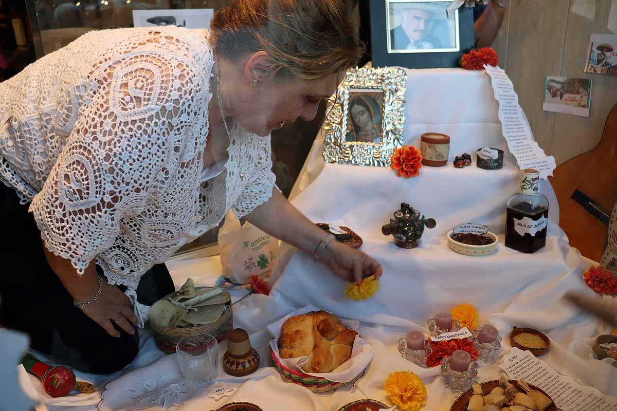 Loreto, Mariasun y Lucía dedicaron un rato entrañable y de trabajo cuidadoso para montar el altar de muertos en honor a Vicente Fernández. 