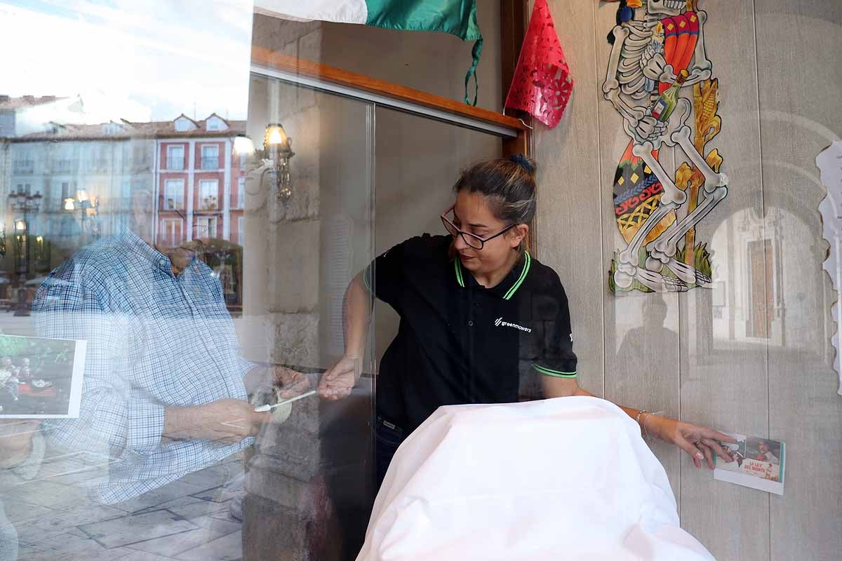 Loreto, Mariasun y Lucía dedicaron un rato entrañable y de trabajo cuidadoso para montar el altar de muertos en honor a Vicente Fernández. 