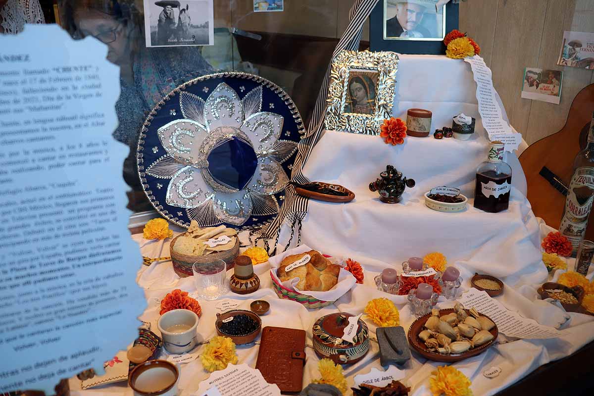Loreto, Mariasun y Lucía dedicaron un rato entrañable y de trabajo cuidadoso para montar el altar de muertos en honor a Vicente Fernández. 