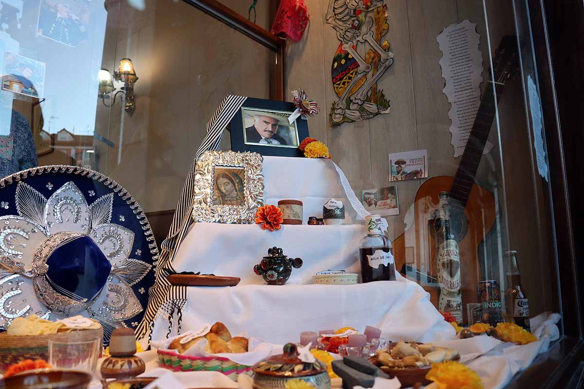 Loreto, Mariasun y Lucía dedicaron un rato entrañable y de trabajo cuidadoso para montar el altar de muertos en honor a Vicente Fernández. 