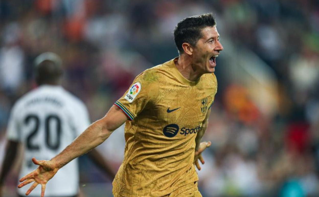 Robert Lewandowski celebra su gol de la victoria ante el Valencia. 