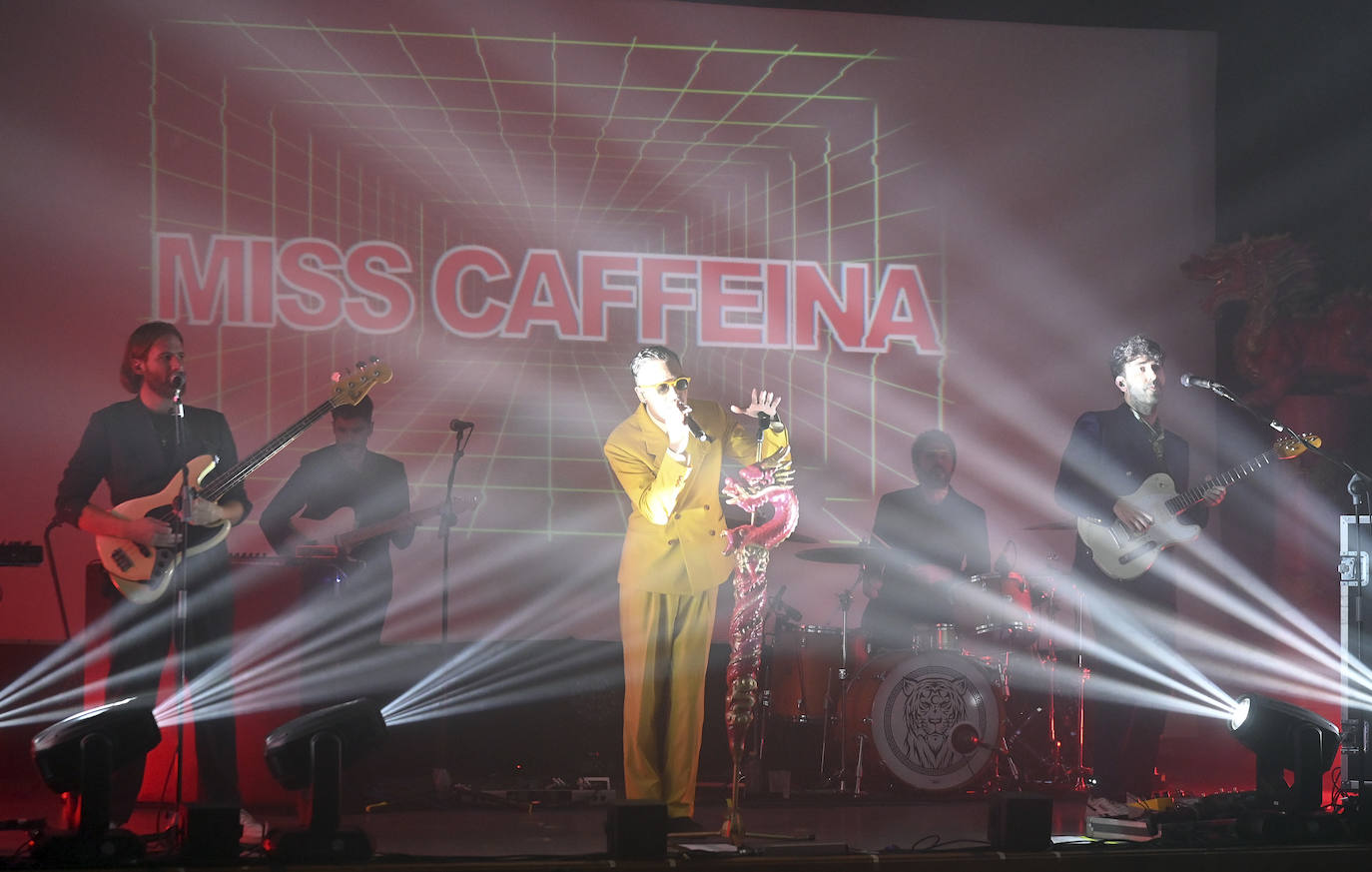 Imagen secundaria 1 - El certamen contó con la actuación estelar de Miss Caffeina. 