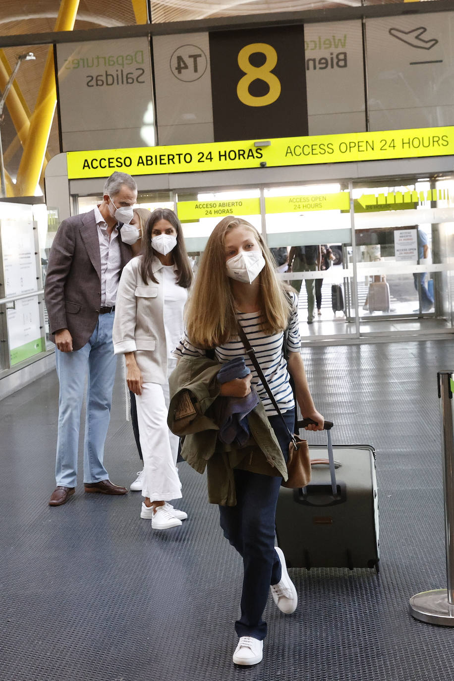 Los Reyes y la infanta Sofía despidiendo en octubre de 2021 en el aeropuerto a la princesa Leonor, quien se incorporaba al UWC Atlantic College de Gales.