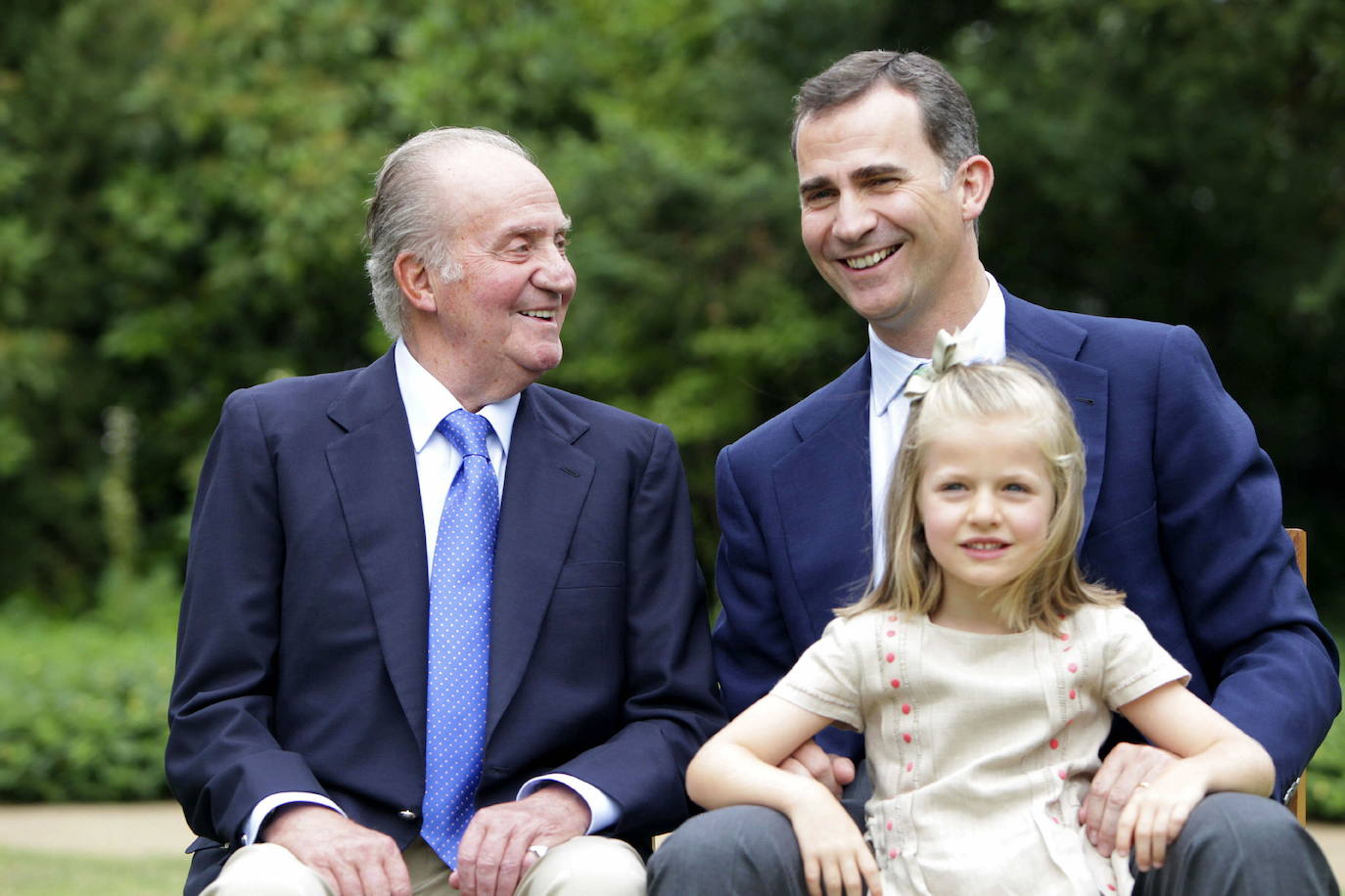 El rey Juan Carlos, el príncipe Felipe y la infanta Leonor posan para la portada de la nueva web de Casa Real en septiembre de 2012. 