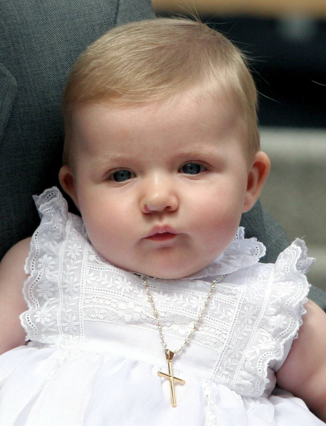 Los Príncipes de Asturias presentan a la infanta Leonor a la Virgen de Atocha, protectora de la familia real española desde el siglo XVII, en la Basílica de Nuestra Señora de Atocha, en junio de 2006. 