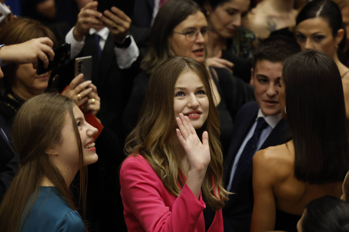 La princesa Leonor con su hermana y su madre, de espaldas, en el concierto la noche anterior a los Premios Príncisa de Asturias. 