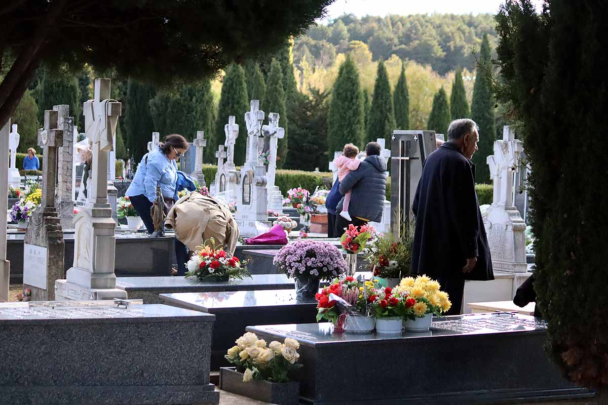 Fotos: Los burgaleses llenan el cementerio para honrar a sus muertos