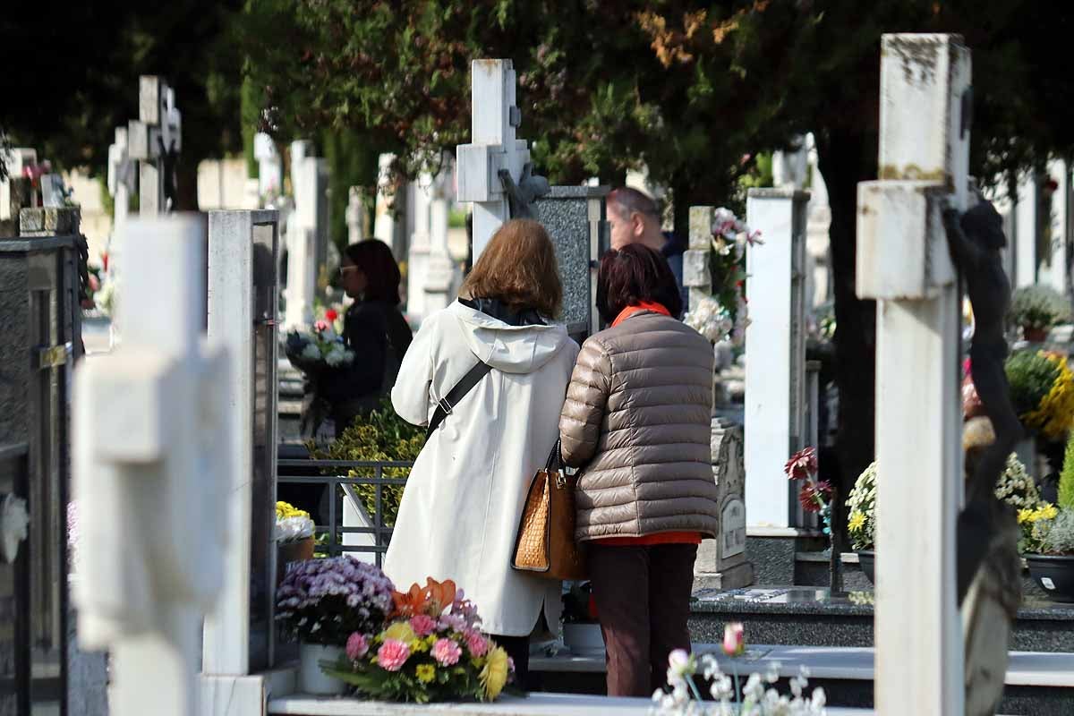 Fotos: Los burgaleses llenan el cementerio para honrar a sus muertos